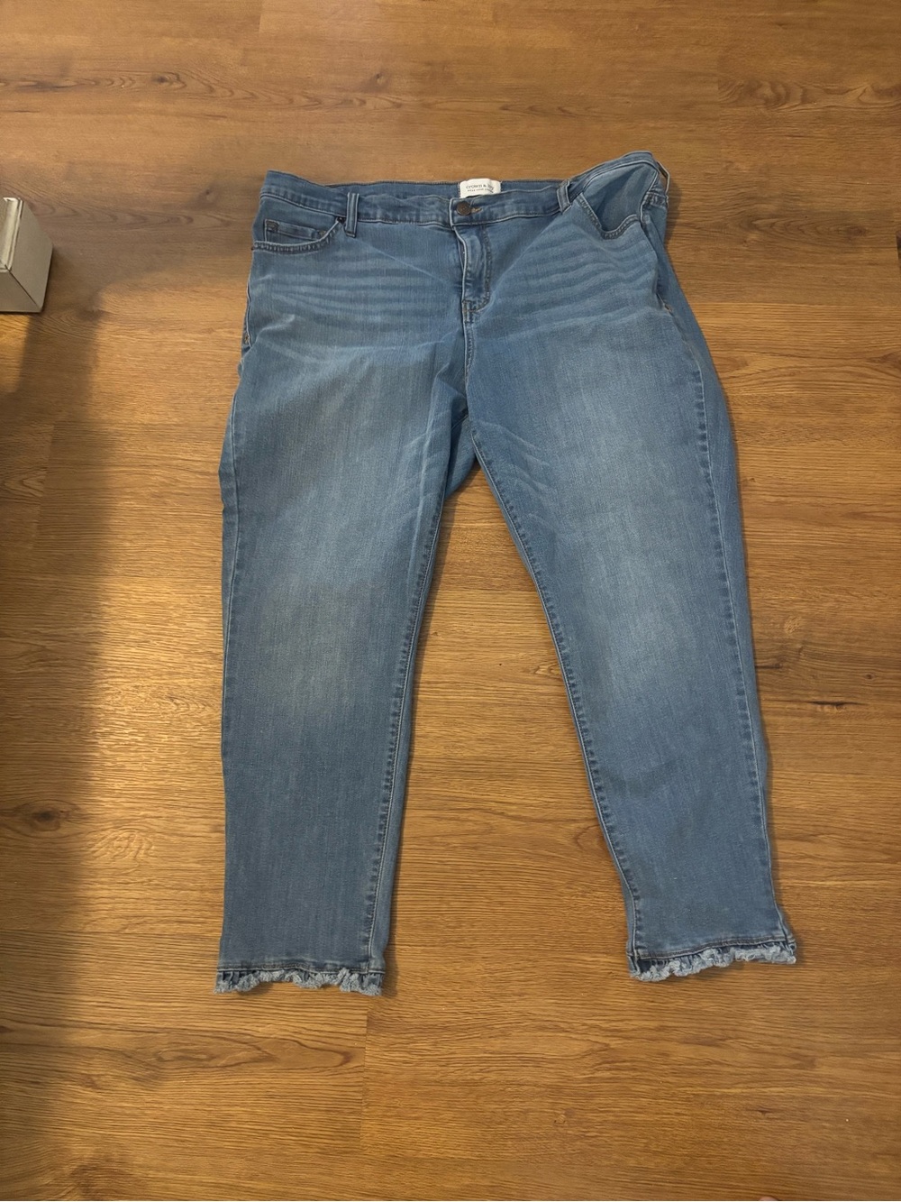 crown & ivy Light Wash Cropped Jeans with Frayed Hem